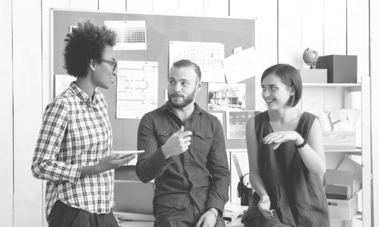 Analyse de données financières sur bureau moderne avec graphiques et outils professionnels